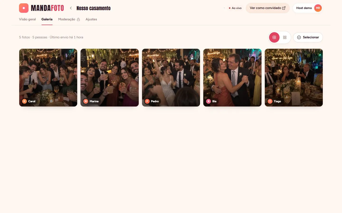 Galeria do álbum "Nosso casamento" com as fotos recebidas, cada uma com o nome de quem enviou