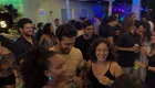 Convidados dançando na festa