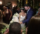Casal cortando o bolo