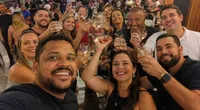 Brinde entre os convidados na recepção