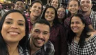 Convidados sorrindo para a foto
