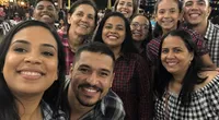 Convidados sorrindo para a foto